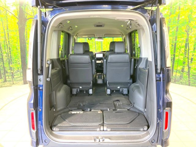 ���i�̂���������ʋ΁A���}���ɏ\���ȉ׎��X�y�[�X���m�ۂ��Ă���܂��B�Z�J���h�V�[�g��|���ƁA�傫�ȉו��̐ύڂ��\�ł���