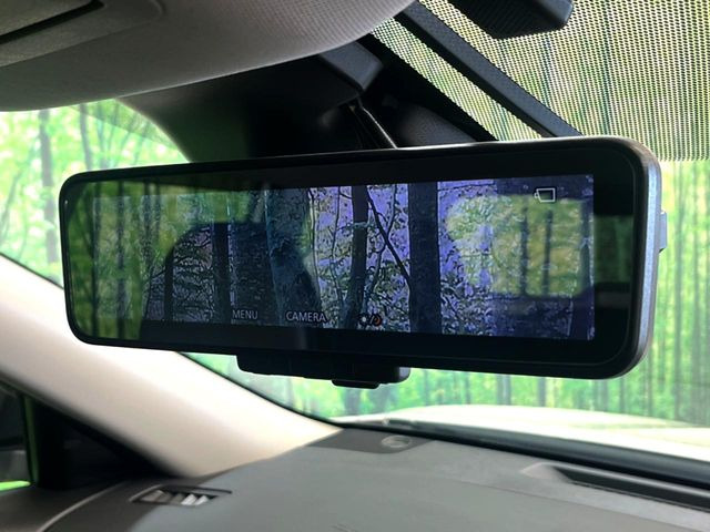 【インテリジェントルームミラー】後席の大きな荷物や同乗者で後方が確認しづらい時でも安心!カメラが撮影した車両後方の映像をルームミラー内に表示。クリアな視界で状況の確認が可能です!