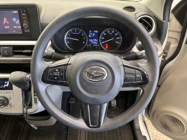 �C���e���A�ɍ��킹���f�U�C���̃X�e�A�����O�́A�^�]�������̂��Ƃ��l���A�^�]���₷���`��A�傫���ł��B�����x�A���ۂɐG���Ă��m���߂��������B