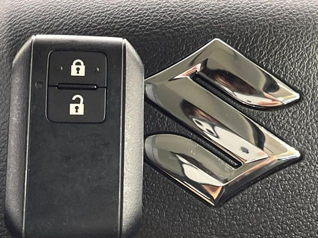 【キーレススタートシステム】カバンやポケットに入れたままでもドアの施錠・解錠が可能なスマートキーを装備。エンジンのオン・オフ時もカギを取り出す必要が無いからとっても便利です♪