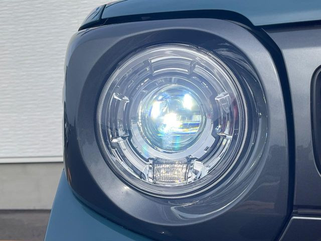 【LEDヘッドライト】悪天候や夜間走行時も良好な視界を確保し安心して運転できる高輝度LEDヘッドライトを装備!点灯速度が早く、消費電力も抑えられています。