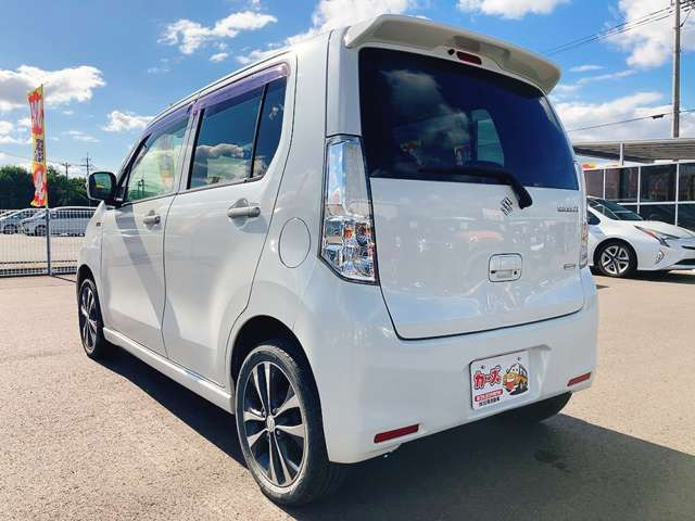 ���X�ł͌y�����Ԃ��畁�ʎԂ܂ŕ��L���I�[�����[�J�[�̎Ԏ�E�F�E�O���[�h��L�x�ɑ����Ă���܂��B