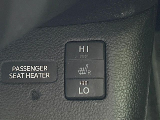 【シートヒーター】寒い日に重宝するシートヒーター!エアコンより早く温まってくれるので寒がりの人も安心ですね♪エアコンの温風は乾燥するから苦手、という方にもをおすすめです。