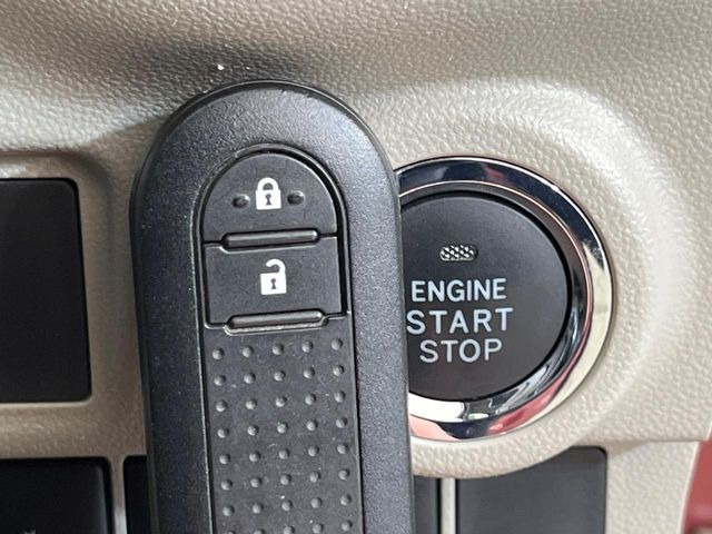 【キーフリーシステム】カバンやポケットに入れたままでもドアの施錠・解錠が可能なスマートキーを装備。エンジンのオン・オフ時もカギを取り出す必要が無いからとっても便利です♪