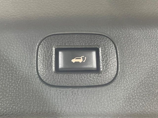 【パワーバックドア】スマートキーや運転席のボタンを押すだけでリアゲートが自動で開閉します!荷物を持っている時や、高い位置にあるバックドアを閉める際に便利な機能です♪