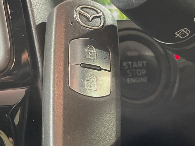 【アドバンストキー】カバンやポケットに入れたままでもドアの施錠・解錠が可能なスマートキーを装備。エンジンのオン・オフ時もカギを取り出す必要が無いからとっても便利です♪