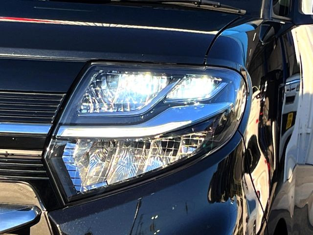 【LEDヘッドライト】悪天候や夜間走行時も良好な視界を確保し安心して運転できる高輝度LEDヘッドライトを装備!点灯速度が早く、消費電力も抑えられています。