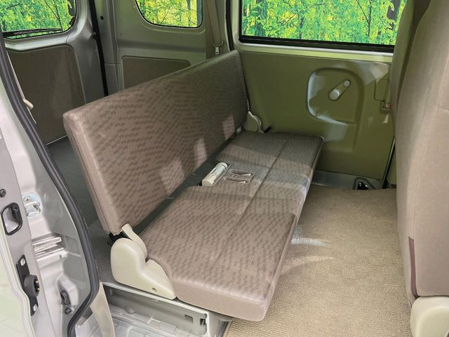 後部座席も気になるようなキズ・汚れやへたり等、大きなダメージはなく、良好な状態です。