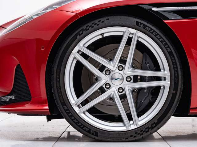 当店は高級輸入車専門店だからこそ整備に力を入れています。カスタム依頼はもとより各種コーディング作業や車検整備など、毎月多くのお客様からお問い合わせがあり、ご用命を頂いております。