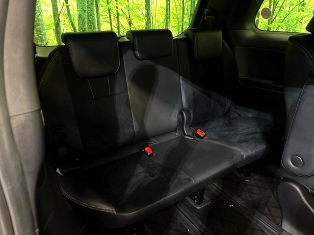 3列目シートはもちろん状態良好☆大人でもゆったりと座って頂けますので、大人数でのお出かけもラクラクです♪ご家族で、気の知れた仲間で、ドライブに行くのが楽しみですね♪