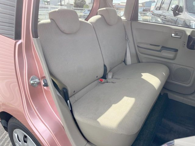 後部座席も気になるようなキズ・汚れやへたり等、大きなダメージはなく、良好な状態です。