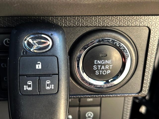 【キーフリーシステム】カバンやポケットに入れたままでもドアの施錠・解錠が可能なスマートキーを装備。エンジンのオン・オフ時もカギを取り出す必要が無いからとっても便利です♪