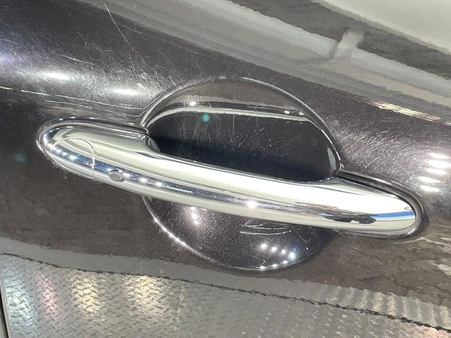 ●コンフォートアクセス(スマートエントリーシステム):キーを所持しているだけで開錠・施錠からエンジンスタートまで操作可能!