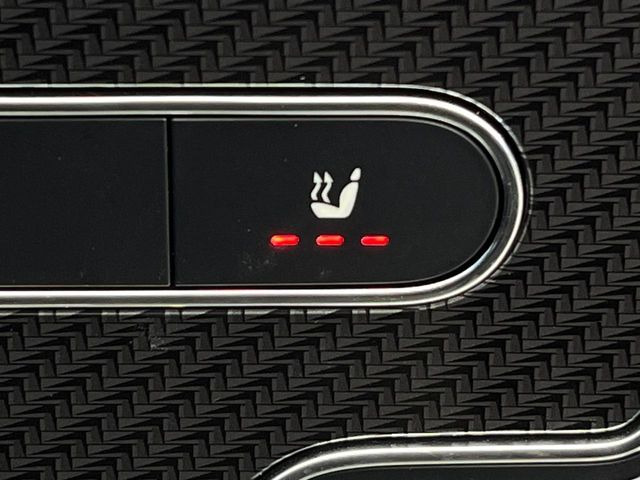 ●フロントシートヒーティング:運転席・助手席共に三段階で調節が可能なシートヒーターを装備しております。季節を問わず快適にご使用いただけます。