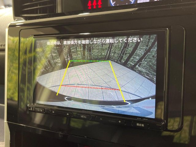【バックカメラ】駐車時に後方がリアルタイム映像で確認できます。大型商業施設や立体駐車場での駐車時や、夜間のバック時に大活躍!運転スキルに関わらず、今や必須となった装備のひとつです!