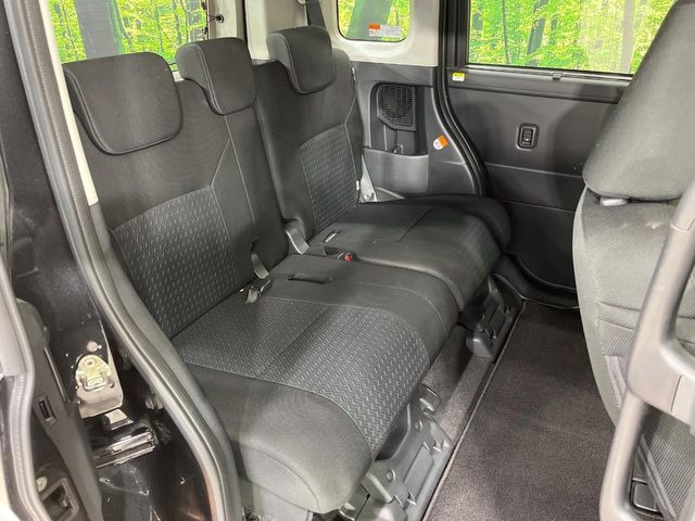 後部座席も気になるようなキズ・汚れやへたり等、大きなダメージはなく、良好な状態です。