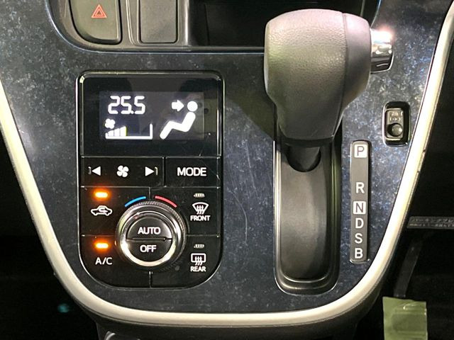 【オートエアコン】一度お好みの温度に設定すれば、車内の温度を検知し風量や温度を自動で調整。暑い…寒い…と何度もスイッチ操作をする必要はありません。快適な車内空間には必須の機能ですね♪