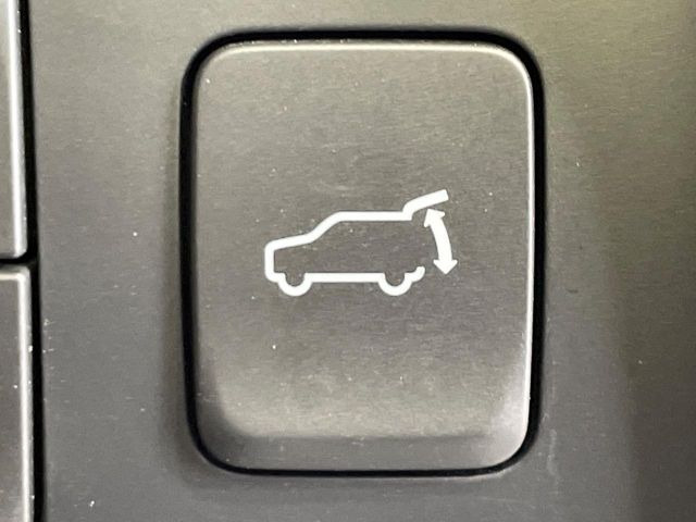【ハンズフリーパワーバックドア】リアバンパー下部に足先を出し入れするだけでバックドアが自動で開閉♪両手が荷物でふさがっている時でもラクラク開閉操作が行えます!