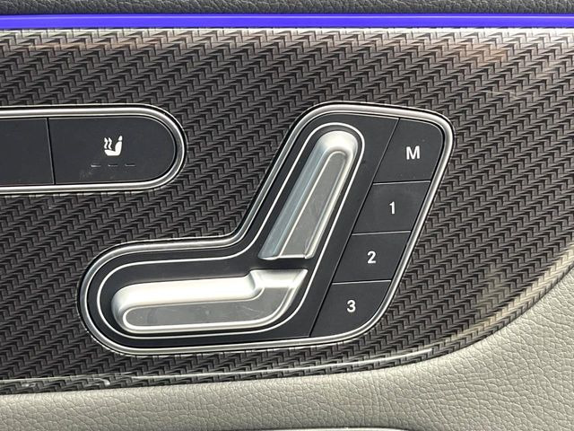 ●メモリー付きパワーシート:あなたに合わせたシートポジションが3つまで登録可能!フルパワーシートだから座席調整も楽々♪お好みのシートポジションで、ストレスないドライブをお楽しみください。