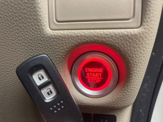 �yHonda�X�}�[�g�L�[�z�J�o����|�P�b�g�ɓ��ꂽ�܂܂ł��h�A�̎{���E�������\�ȃX�}�[�g�L�[�𑕔��B�G���W���̃I���E�I�t�����J�M�����o���K�v����������Ƃ��Ă��֗��ł���