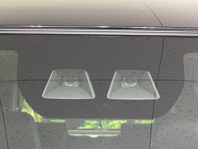 【スマートアシスト】走行中に前方の車両等を認識し、衝突しそうな時は警報とブレーキで衝突回避と被害軽減をアシスト。より安全にドライブをお楽しみいただけます。