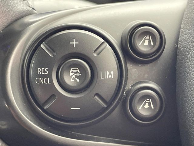 ●レーダークルーズコントロール:前の車との車間距離を一定にとりつつ、一定速度で自動走行してくれる次世代のクルーズコントロール!主に高速道路や自動車専用道路で使用する便利な機能です!