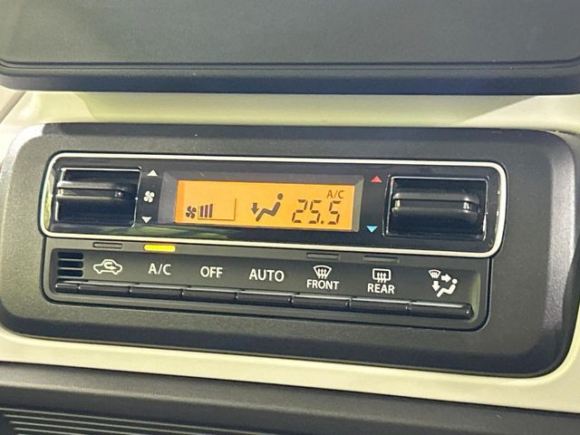 【オートエアコン】一度お好みの温度に設定すれば、車内の温度を検知し風量や温度を自動で調整。暑い…寒い…と何度もスイッチ操作をする必要はありません。快適な車内空間には必須の機能ですね♪