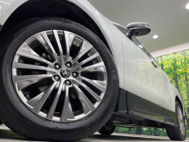 【純正19インチアルミホイール】外観にマッチした純正アルミホイールを装着しております。各種社外アルミホイールや、スタッドレスタイヤも取扱いしております。是非ご相談ください♪