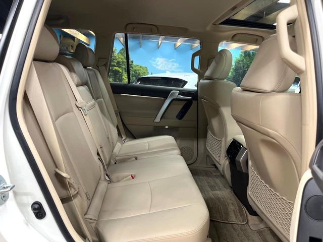 広々とした2列目シートは居住性が高く、居心地も快適!友達や家族とのお出かけにぴったりです。ベビーシートやチャイルドシート使用時も快適にお過ごしいただける十分な空間を確保しています。