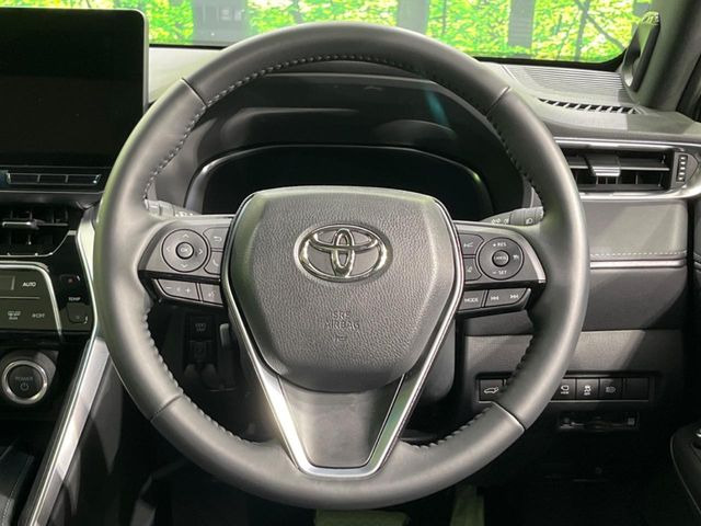 【ステアリングヒーター】冬場に冷たくなりやすい革巻きステアリングを、スイッチ一つで素早く適温に!エアコンよりも早く温まってくれるので、寒い日の運転も快適になりますね♪