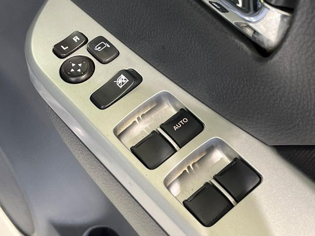 【電動格納ミラー】サイドミラーは電動格納式となっており、狭い駐車場でもキズがつくリスクを抑えられます。