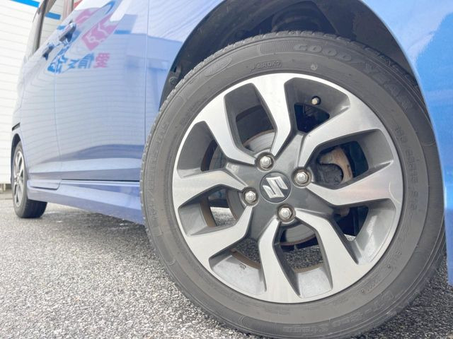 【純正アルミホイール】外観にマッチしたアルミホイールを装着しております。各種アルミホイールや、スタッドレスタイヤも取扱いしております。是非ご相談ください♪