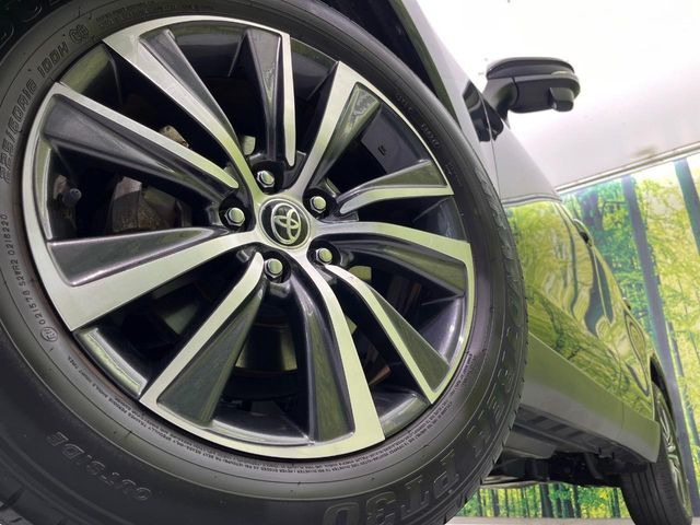 【純正18インチアルミホイール】外観にマッチした純正アルミホイールを装着しております。各種社外アルミホイールや、スタッドレスタイヤも取扱いしております。是非ご相談ください♪