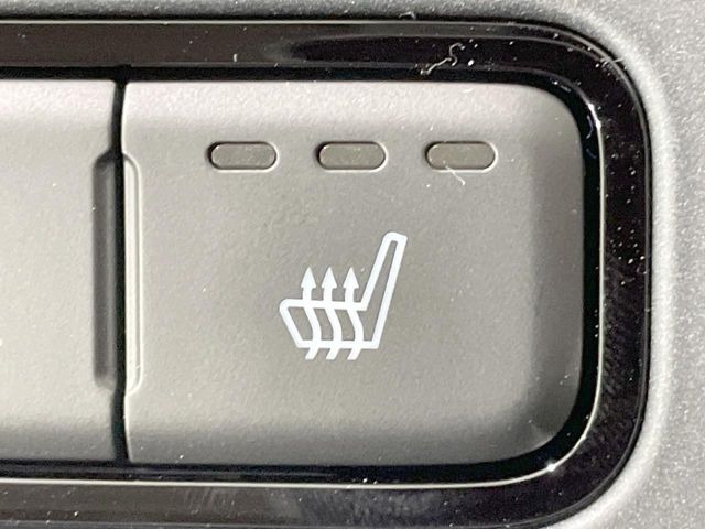 【シートヒーター】寒い日に重宝するシートヒーター!エアコンより早く温まってくれるので寒がりの人も安心ですね♪エアコンの温風は乾燥するから苦手、という方にもをおすすめです。