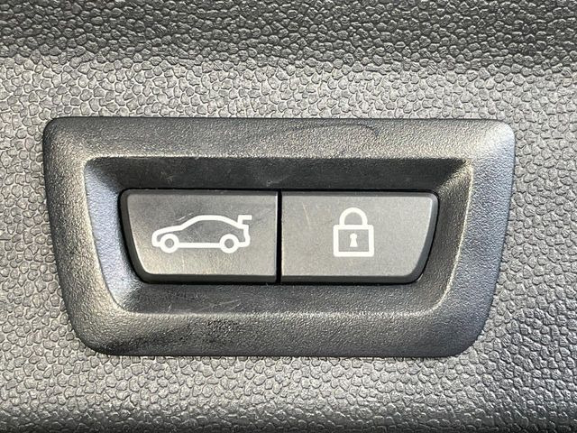 ●電動リアゲート:ワンタッチでリアゲートの開閉ができ、荷物などで両手が塞がっている状態でも簡単に開閉ができる便利機能です。