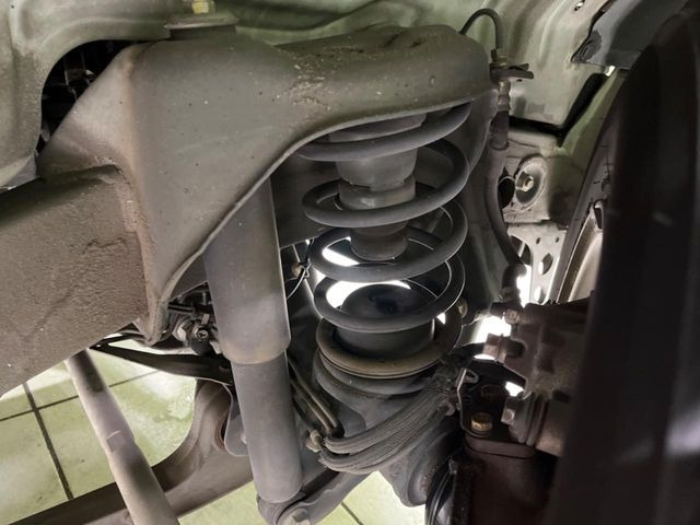 お車を安心してお乗りいただく為には、足回りの定期点検が欠かせません。サービスサポート(有償保証)では無料点検もご提供しており、安心のカーライフをお過ごしいただけるサポート体制が整っています。