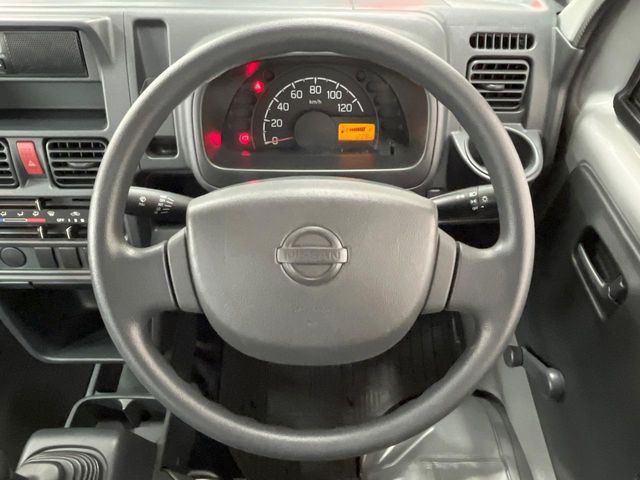 �C���e���A�ɍ��킹���f�U�C���̃X�e�A�����O�́A�^�]�������̂��Ƃ��l���A�^�]���₷���`��A�傫���ł��B�����x�A���ۂɐG���Ă��m���߂��������B