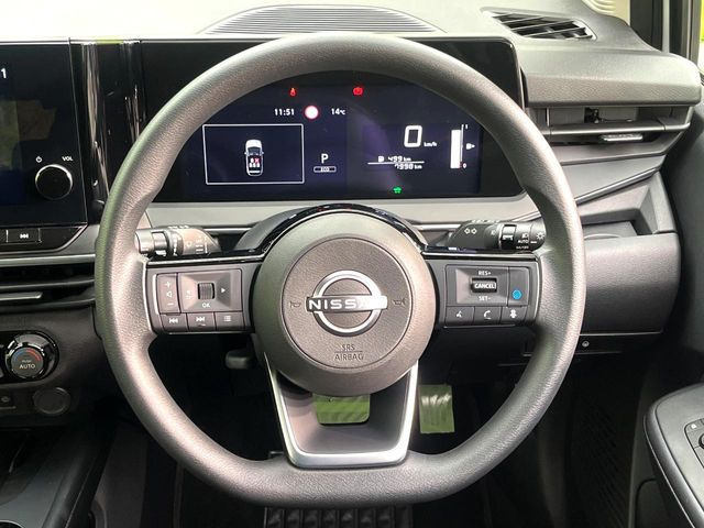 �C���e���A�ɍ��킹���f�U�C���̃X�e�A�����O�́A�^�]�������̂��Ƃ��l���A�^�]���₷���`��A�傫���ł��B�����x�A���ۂɐG���Ă��m���߂��������B