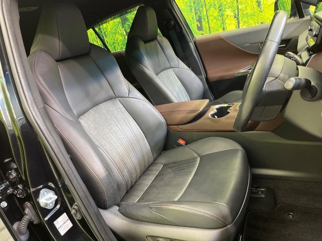 【ハーフレザーシート】高級感と座り心地を両立した人気のシート♪背面・座面のファブリック素材は、通気性の良さや滑りにくさに優れています。気温や服装に左右されず快適にお乗りいただけます。