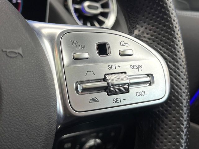 ●レーダークルーズコントロール:前の車との車間距離を一定にとりつつ、一定速度で自動走行してくれる次世代のクルーズコントロール!主に高速道路や自動車専用道路で使用する便利な機能です!