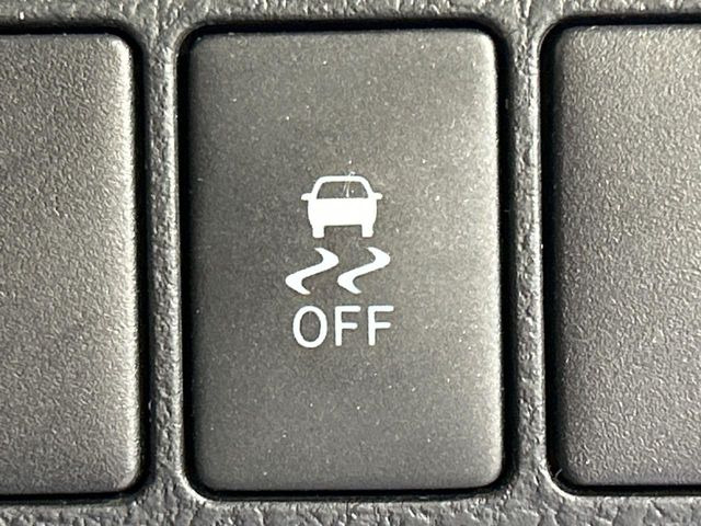 【横滑り防止装置】車両の横滑りを感知すると、自動的に車両の進行方向を保つように車両を制御します。雨の日など滑りやすい路面状況でも安全な運転が可能です。