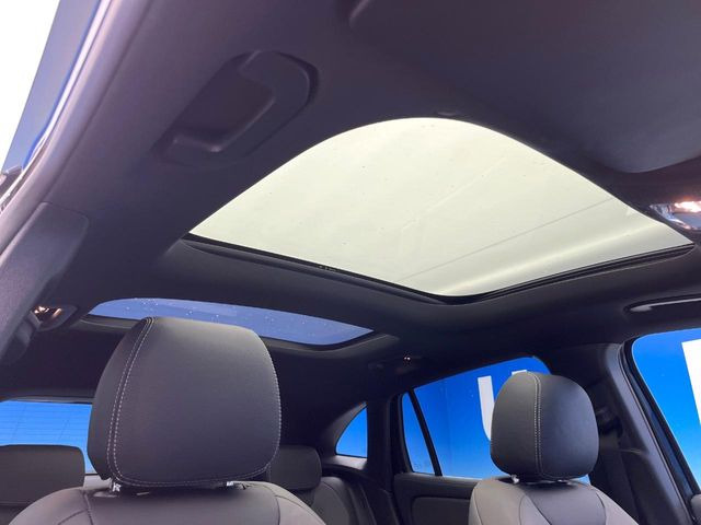 ●パノラミックスライディングルーフ::大迫力のパノラマルーフは、後部座席にまで続いており、開放的な空間をお楽しみいただけます。