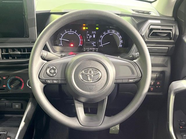 �C���e���A�ɍ��킹���f�U�C���̃X�e�A�����O�́A�^�]�������̂��Ƃ��l���A�^�]���₷���`��A�傫���ł��B�����x�A���ۂɐG���Ă��m���߂��������B