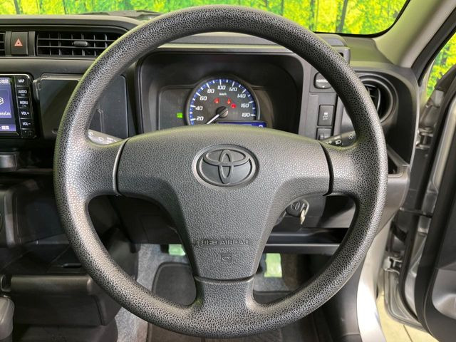 �C���e���A�ɍ��킹���f�U�C���̃X�e�A�����O�́A�^�]�������̂��Ƃ��l���A�^�]���₷���`��A�傫���ł��B�����x�A���ۂɐG���Ă��m���߂��������B