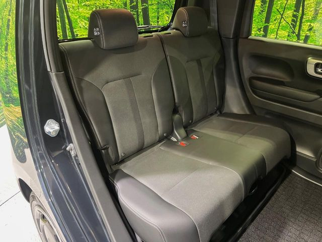 後部座席も気になるようなキズ・汚れやへたり等、大きなダメージはなく、良好な状態です。