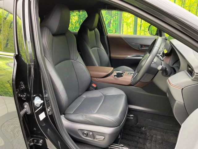 【黒革シート】上質な本革を使用し、高級感あふれる黒革シート。常に体に触れる部分だから、座り心地の良さにはこだわりたいですね♪汚れの付着や劣化を抑制する内装コーティング施工もおススメですよ♪