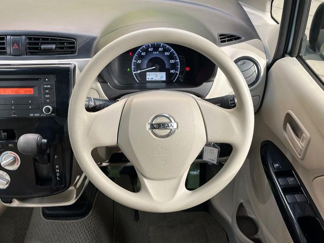 �C���e���A�ɍ��킹���f�U�C���̃X�e�A�����O�́A�^�]�������̂��Ƃ��l���A�^�]���₷���`��A�傫���ł��B�����x�A���ۂɐG���Ă��m���߂��������B