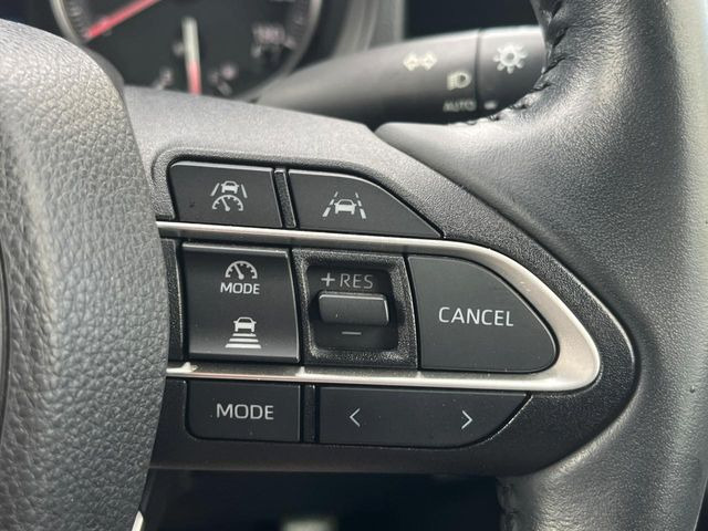 【レーダークルーズコントロール】高速道路での長距離走行が楽に!!自動で速度を保つクルーズコントロールが、衝突軽減システムと連携し、前方の車両を感知して車間を保つように速度調節してくれます!!