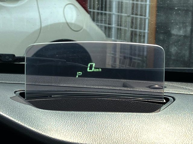 【ヘッドアップディスプレイ】現在の速度や走行情報をデジタル表示で運転席前方のガラスに投影!運転中、目線をずらさず必要な情報を確認できるのでとっても便利で安心!