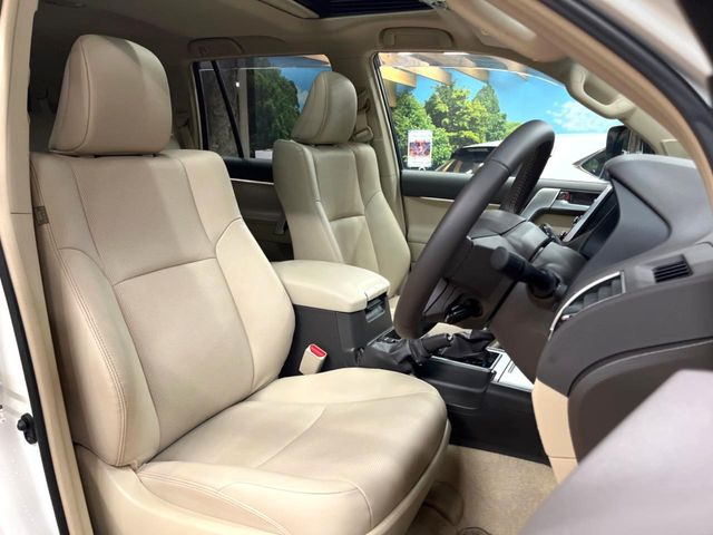 【ベージュレザーシート】デザイン性が高く、高級感のあるベージュ革シート。常に体に触れる部分だから、座り心地の良さにはこだわりたいですね♪汚れの付着や劣化を抑制する内装コーティング施工もおススメですよ♪